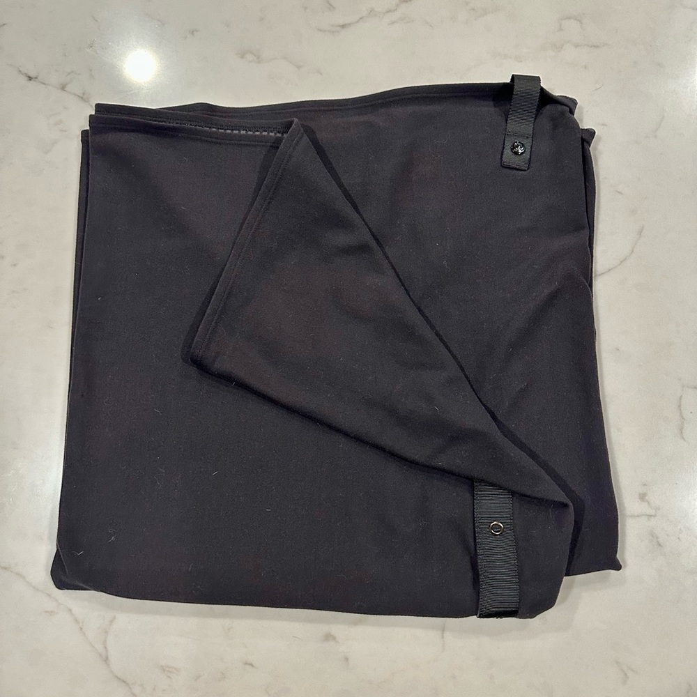 Women’s Lululemon Reversible Circle Scarf Black/Black and Grey stripes